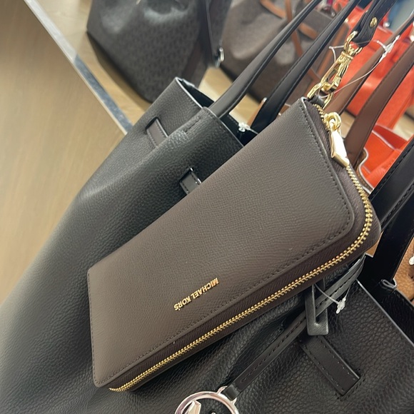 Michael Kors JST Lg Leather Continental Wallet Wristlet Phone Holder C
Chocolate - Picture 14 of 16